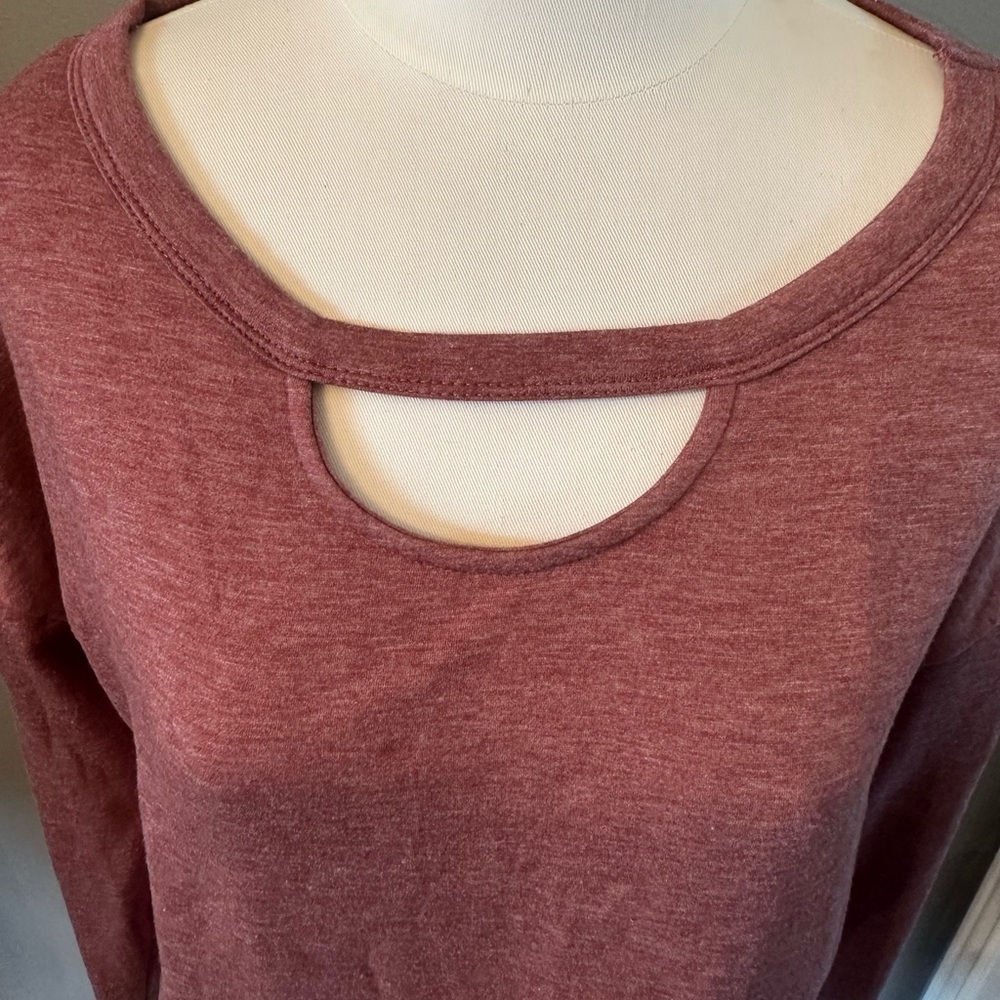 Women's Cutout Detail Top - Maroon - Picture 2 of 3